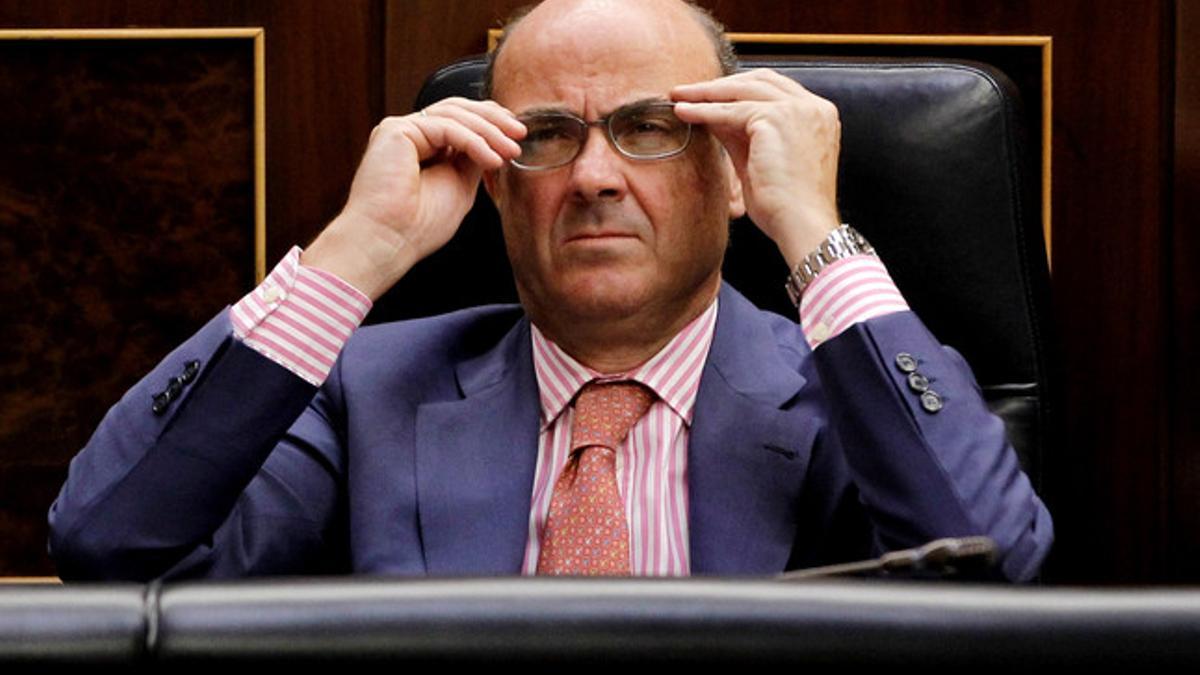 El ministro de Economía, Luis de Guindos, durante la sesión de control al Gobierno, este miércoles.