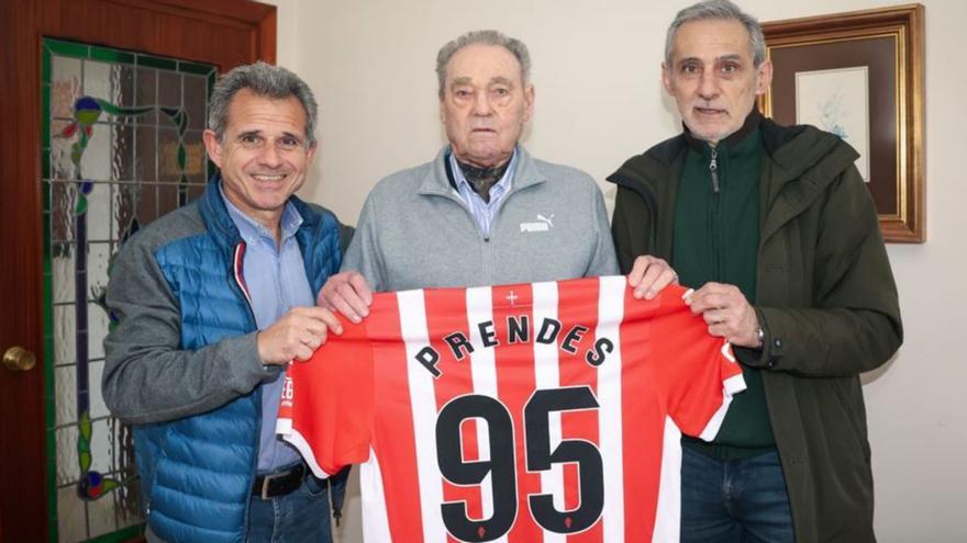 Los veteranos visitan a Prendes por su 95º cumpleaños
