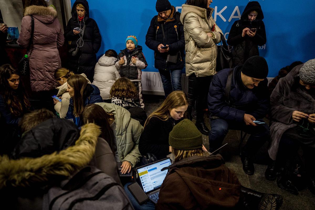 Los residentes se refugian en una estación de metro durante una alarma de ataque aéreo en la capital ucraniana de Kiev el 10 de febrero de 2023, en medio de la invasión rusa de Ucrania.