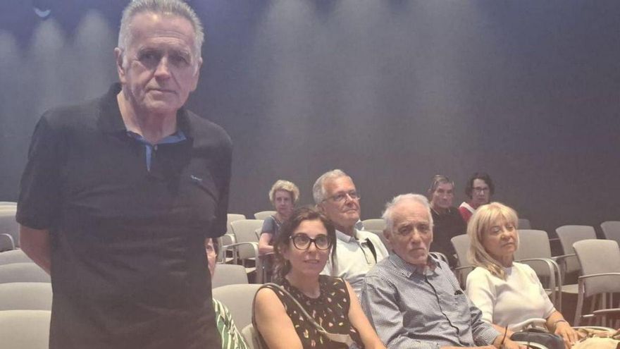 Fernando de Silva, ayer, en el Club LA NUEVA ESPAÑA. Detrás, por la izquierda, María de Silva, Pedro de Silva y Belén García. | FERNANDO RODRÍGUEZ