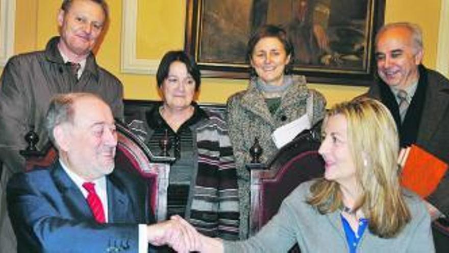 Gabino de Lorenzo, ayer, saludando a Cristina Martínez, presidenta de la Sociedad Española de Neumología y Cirugía Torácica.