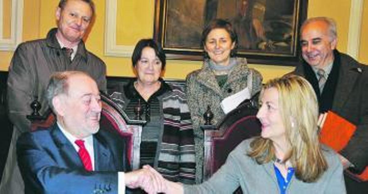 Gabino de Lorenzo, ayer, saludando a Cristina Martínez, presidenta de la Sociedad Española de Neumología y Cirugía Torácica.
