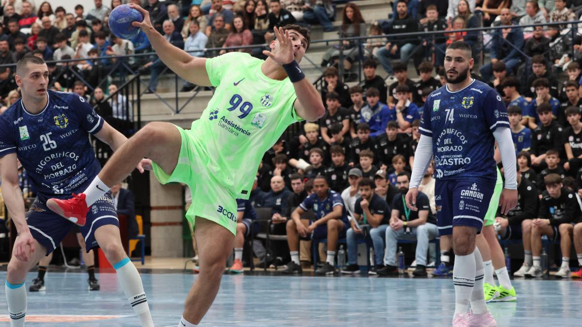 Javi Rodríguez, en acción contra el Frigoríficos del Morrazo