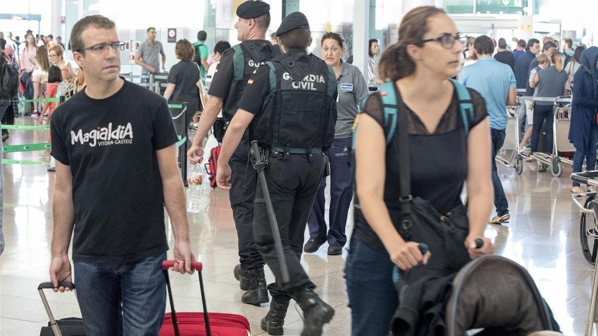Guardia  Civil en los controles de seguridad del aeroperto de Barcelona.