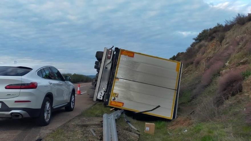 Cortada la A-5 durante seis horas a la altura de Villamesías para rescatar un camión accidentado