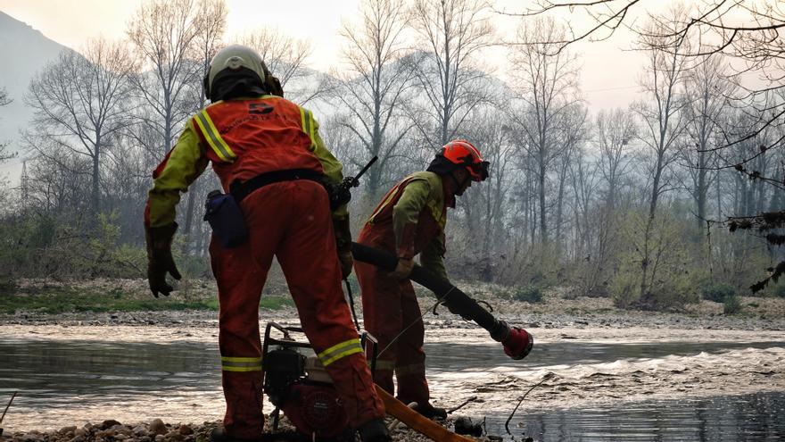 Cerca de un centenar de incendios amenazan varios municipios de Asturias