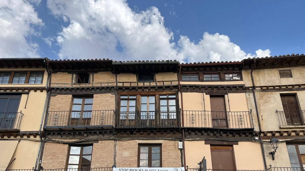 Facha con pancarta, Stop Biogás en Toro