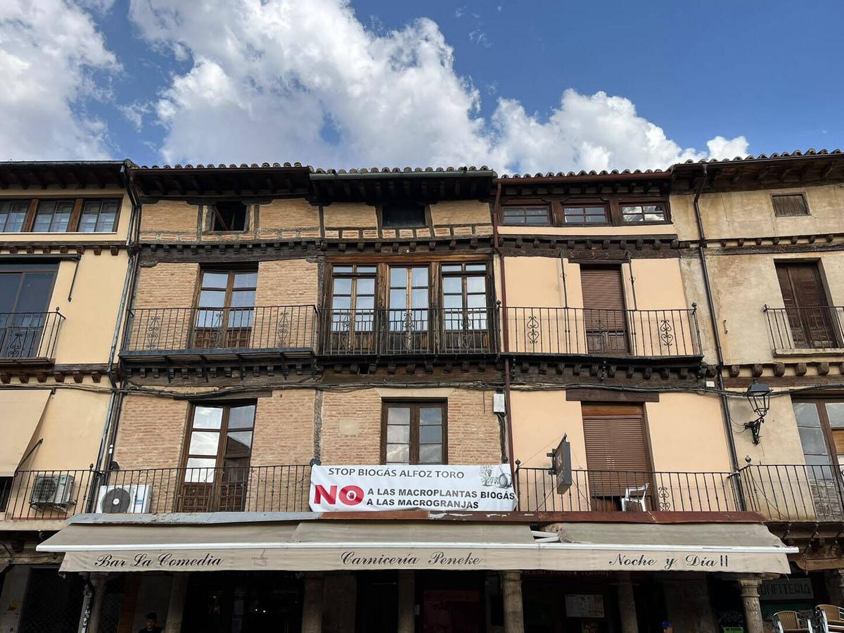 Fachada con pancarta Stop Biogás Alfoz de Toro