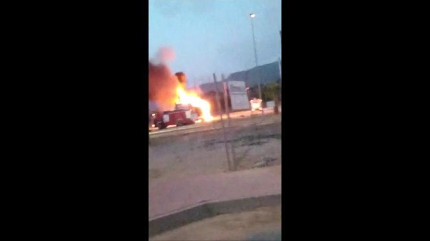 Arde un tráiler en un solar de Mula