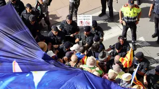 Tensió entre els manifestants i els Mossos a Montserrat per les protestes contra Felip VI