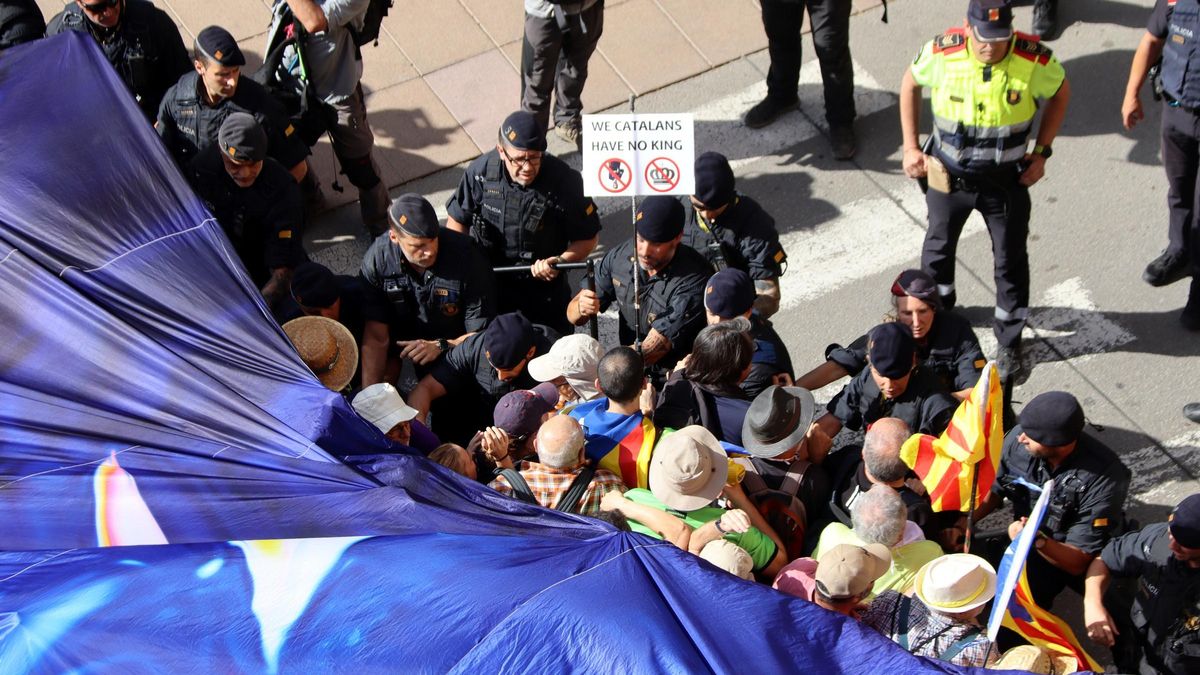 Els Mossos contenen els concentrats per evitar que accedeixin fins a l'Abadia.