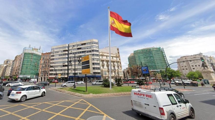 Figuración de la gran bandera de España que se proyecta en una isleta verde de la plaza de España