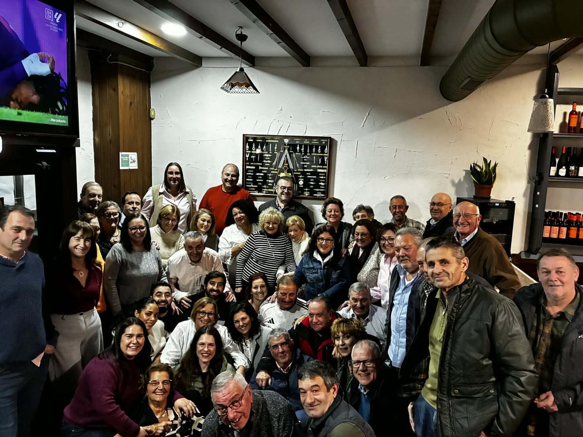 Foto de familia de los asistentes a la fiesta.