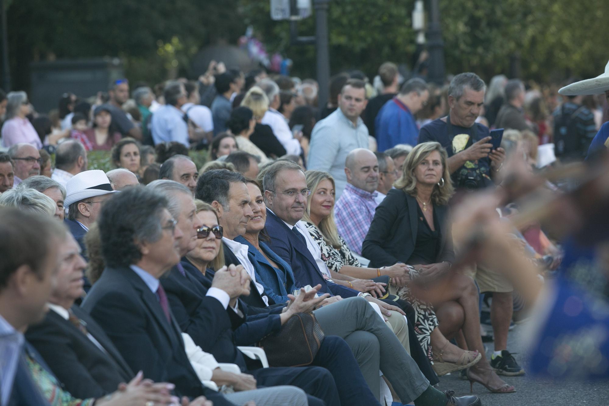 En Imágenes: El Desfile del Día de América llena las calles de Oviedo en una tarde veraniega