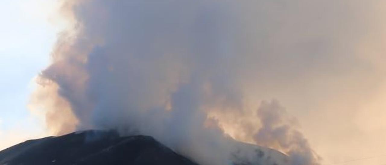 Actividad volcánica a las 12.00 horas desde Tacande (8-12-2021)