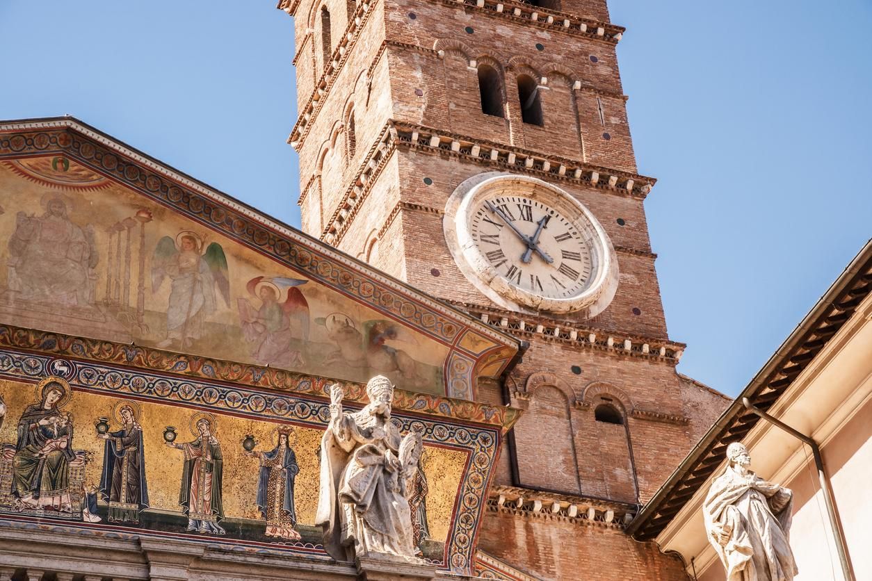 La iglesia de Santa María de Trastevere es la joya de la corona de este barrio de Roma.