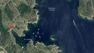 Rescaten cinc tripulants d'una embarcació encallada entre unes roques Cadaqués