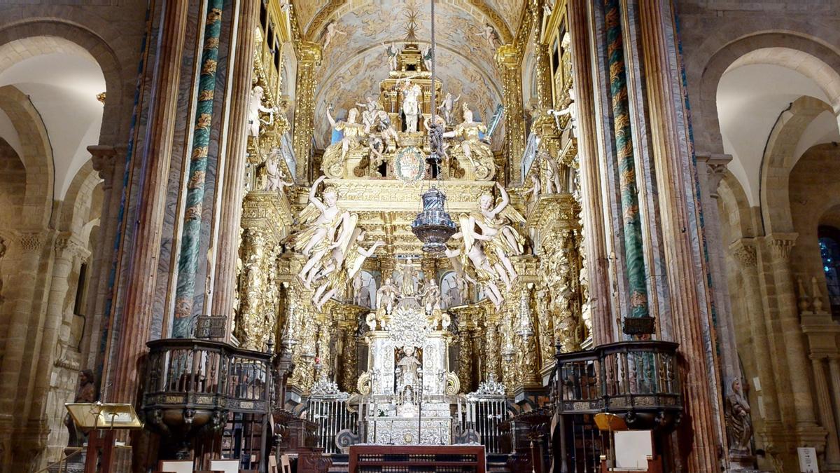 Altar Mayor de la Catedral de Santiago con el botafumeiro en el crucero