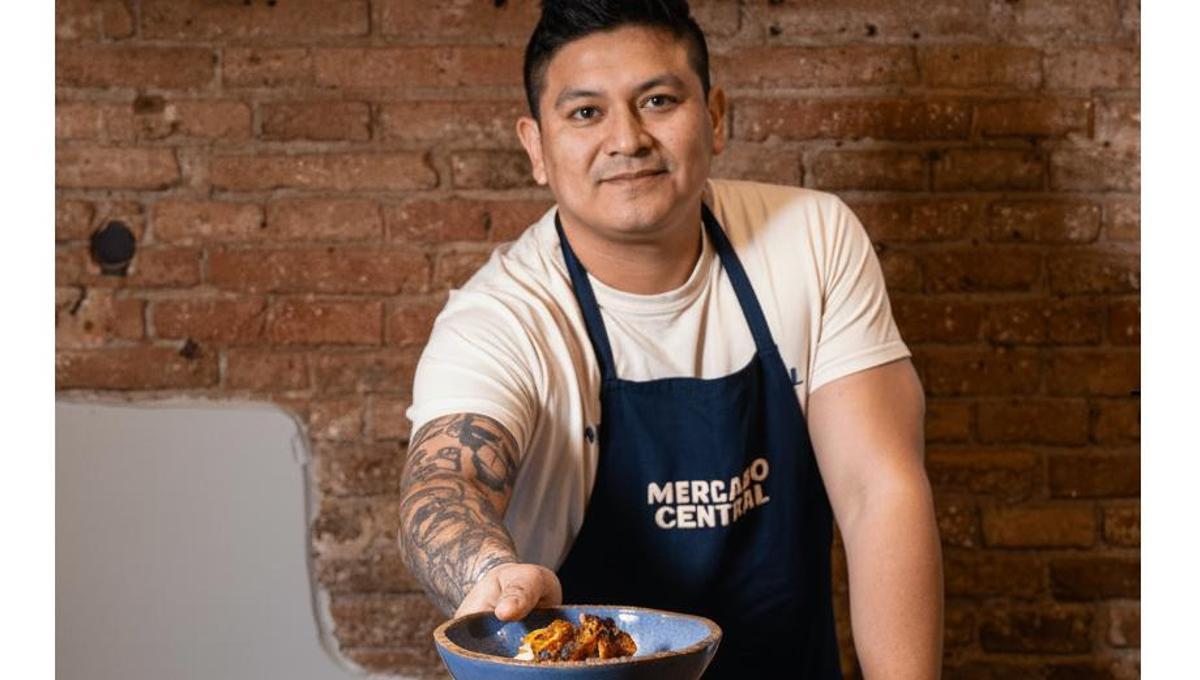Pablo Ortega, en la barra del restaurante Mercado Central.