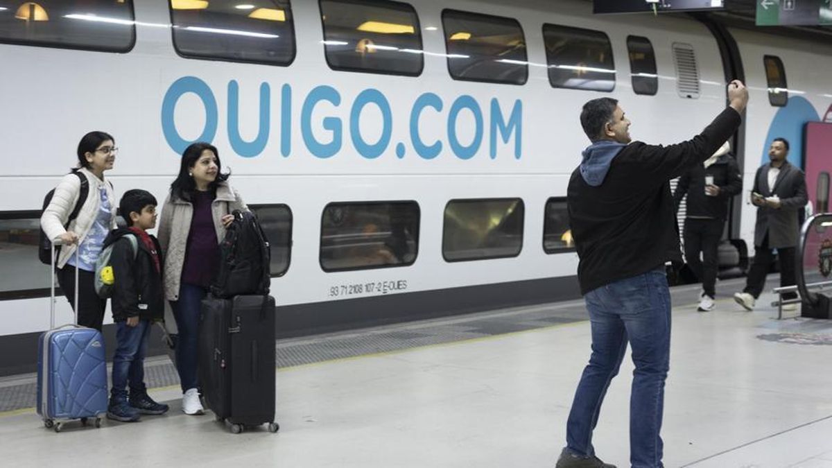 Una familia se fotografía antes de subir al Ouigo con destino a Madrid.