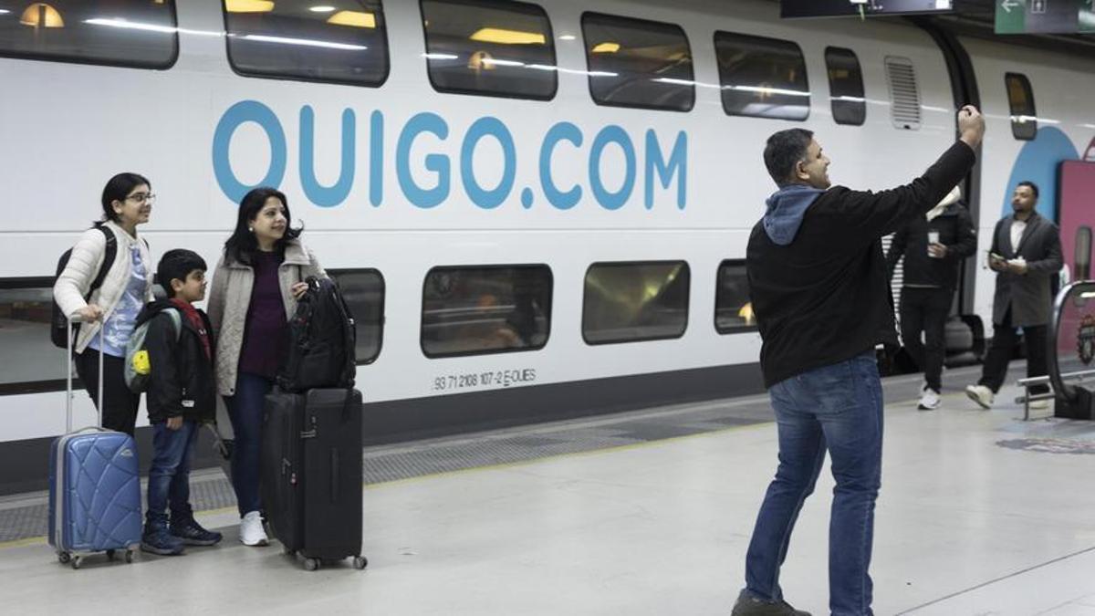 Una familia se fotografía antes de subir al Ouigo con destino a Madrid, el martes.