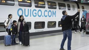 Una familia se fotografía antes de subir al Ouigo con destino a Madrid, el martes.