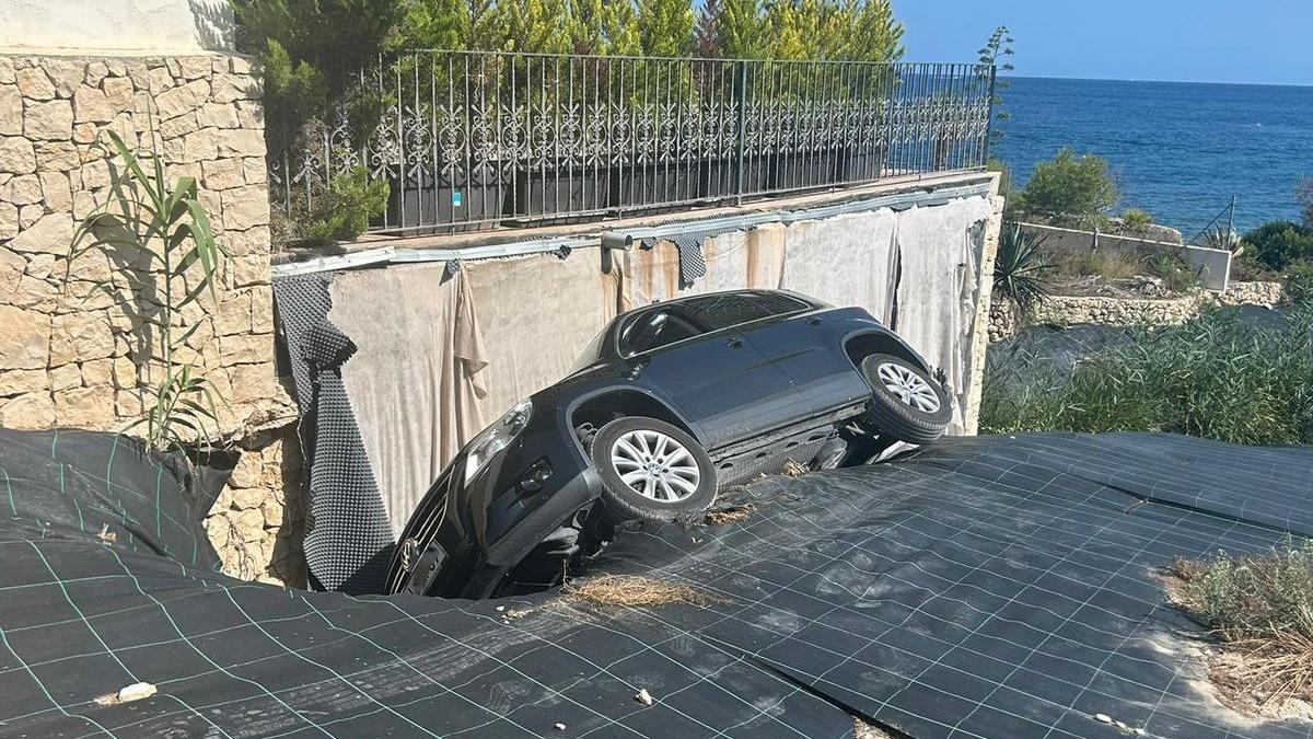 El coche ha quedado hundido y encajado