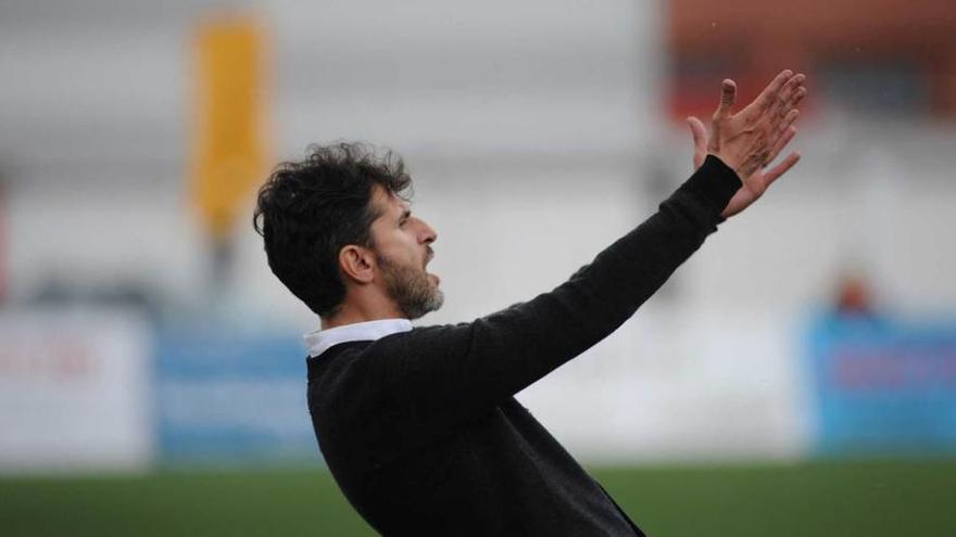 Iván Ania, impartiendo instrucciones durante el partido.