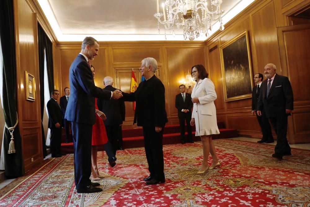 Los Reyes reciben los premiados con las Medallas de Oro de Asturias