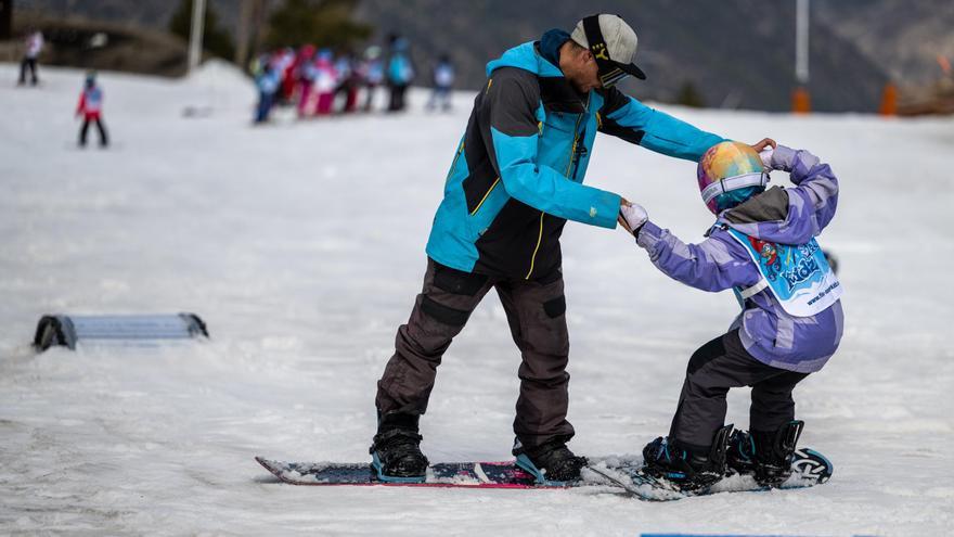 El programa Esport Blanc Escolar porta 2.600 alumnes del Pirineu a la neu