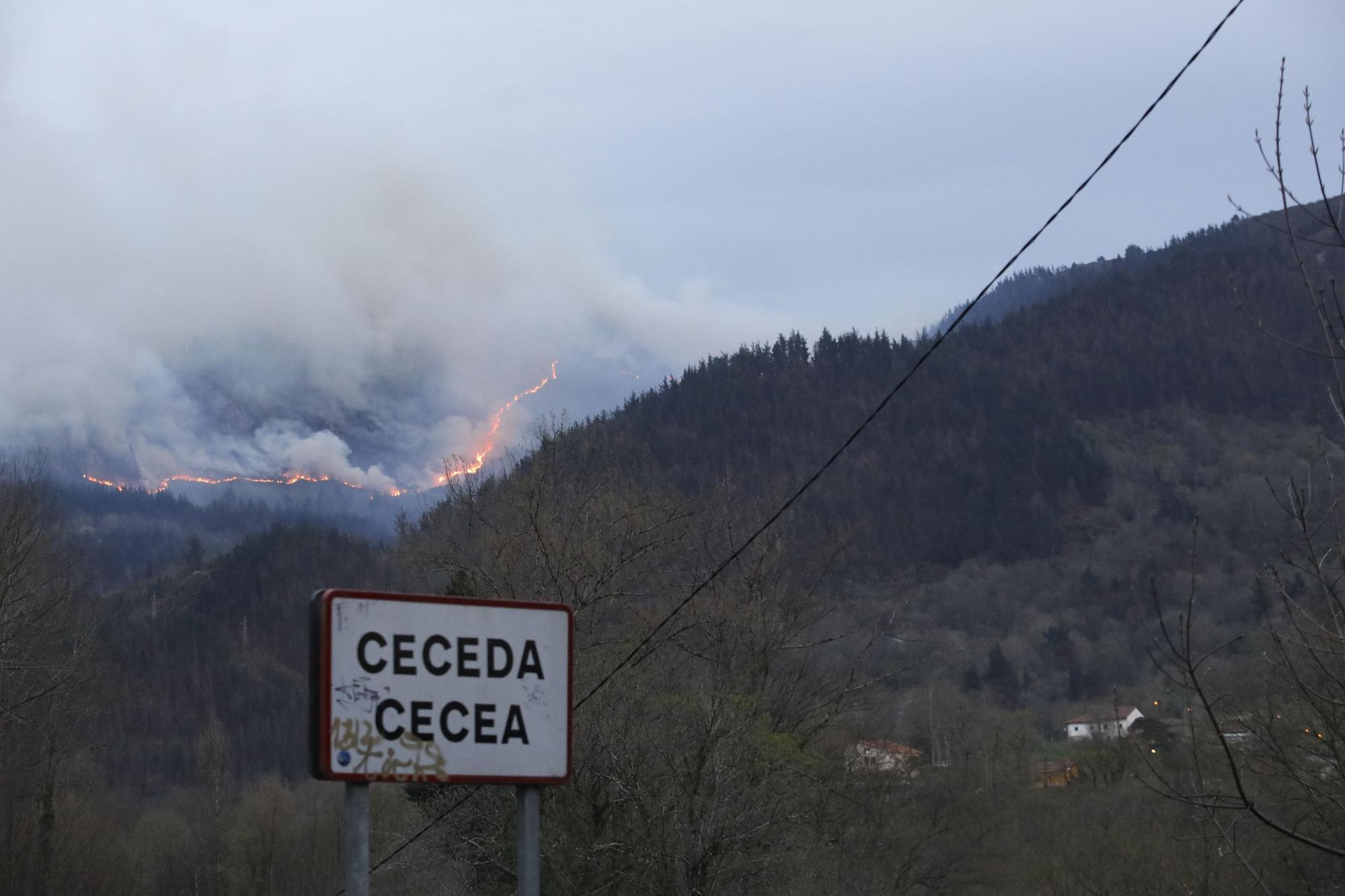 El incendio del monte de Carancos visto desde Ceceda