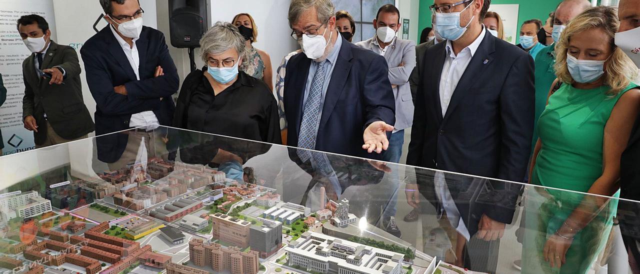 Gregorio Rabanal , entre Ana González y Enrique Fernández, muestra una maqueta de la red de geotermia de Mieres. | Juan Plaza