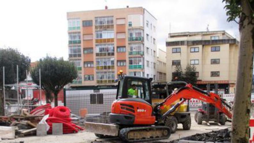 Oleiros instala la nueva tubería en Areal y amplía ya aceras en Sol y Mar