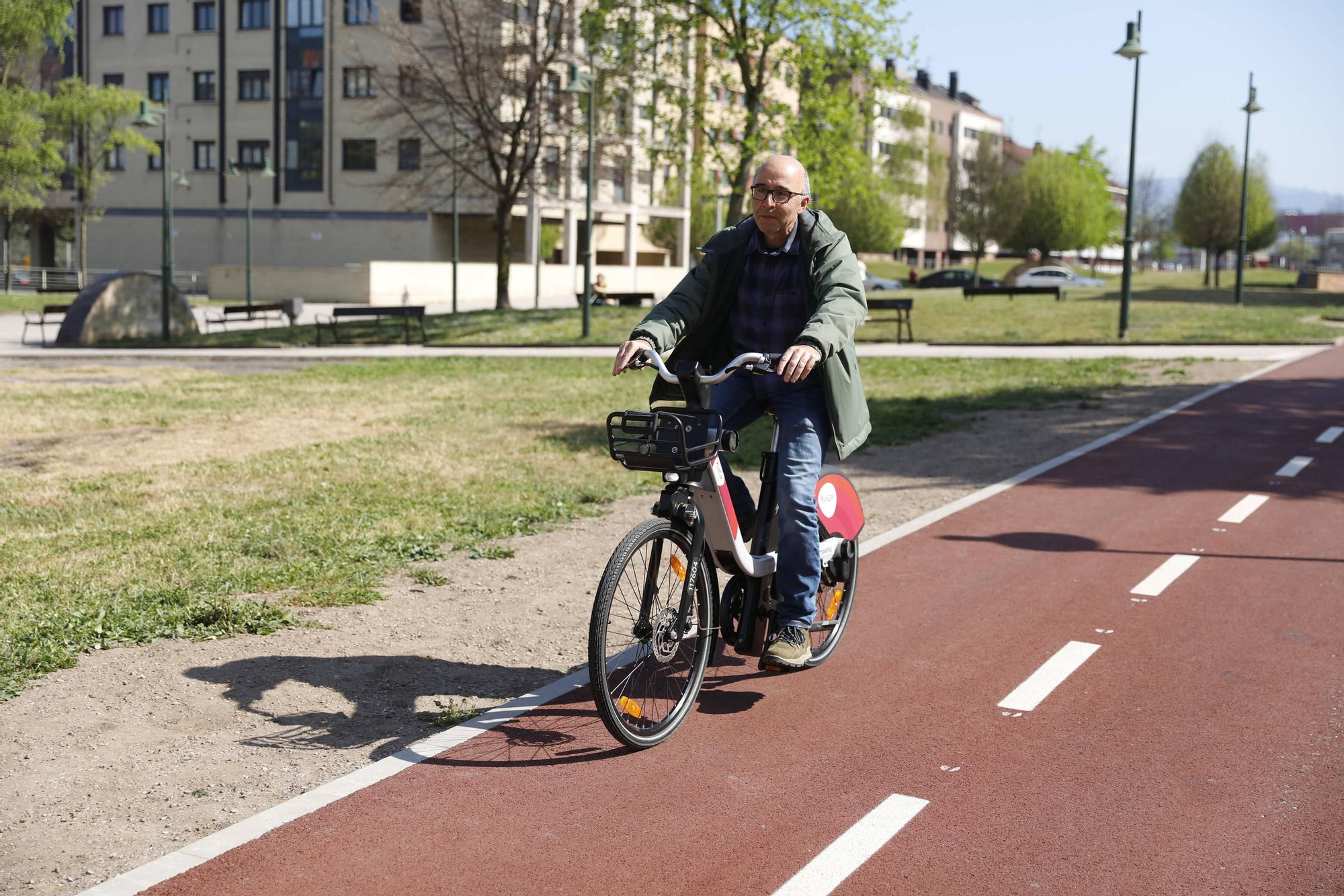 En imágenes: Arranca la instalación de las nuevas estaciones de la red de bicicletas eléctricas en Gijón