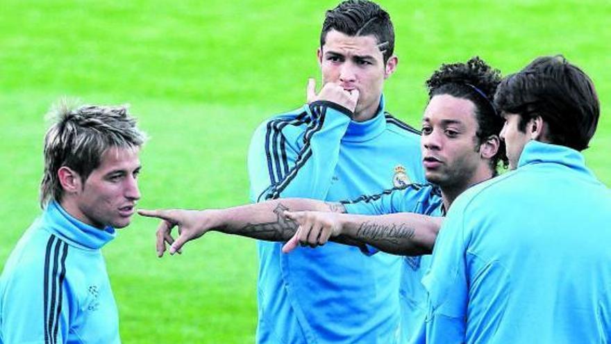 Marcelo hace indicaciones a Coentrão, Cristiano Ronaldo y Kaká durante un entrenamiento. | efe