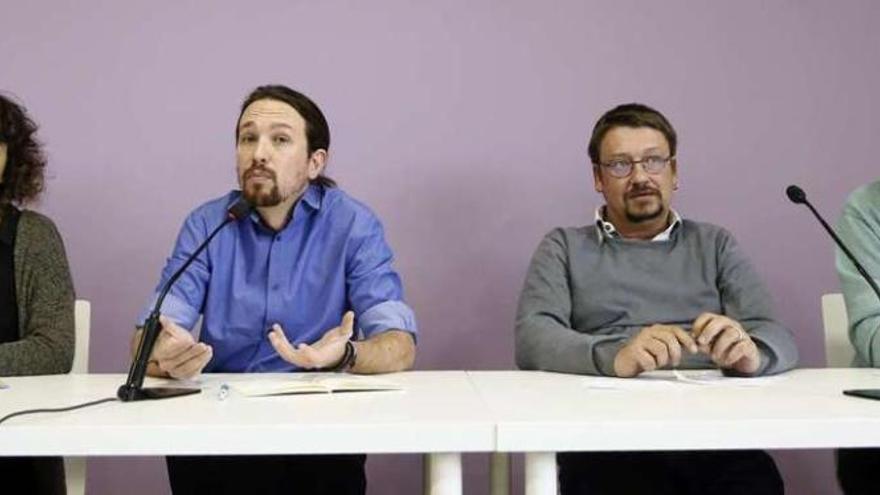 Alexandra Fernández, Iglesias, Xavier Doménech (En Comú) y Joan Baldoví (Compromís-Podem), ayer en rueda de prensa. // Efe