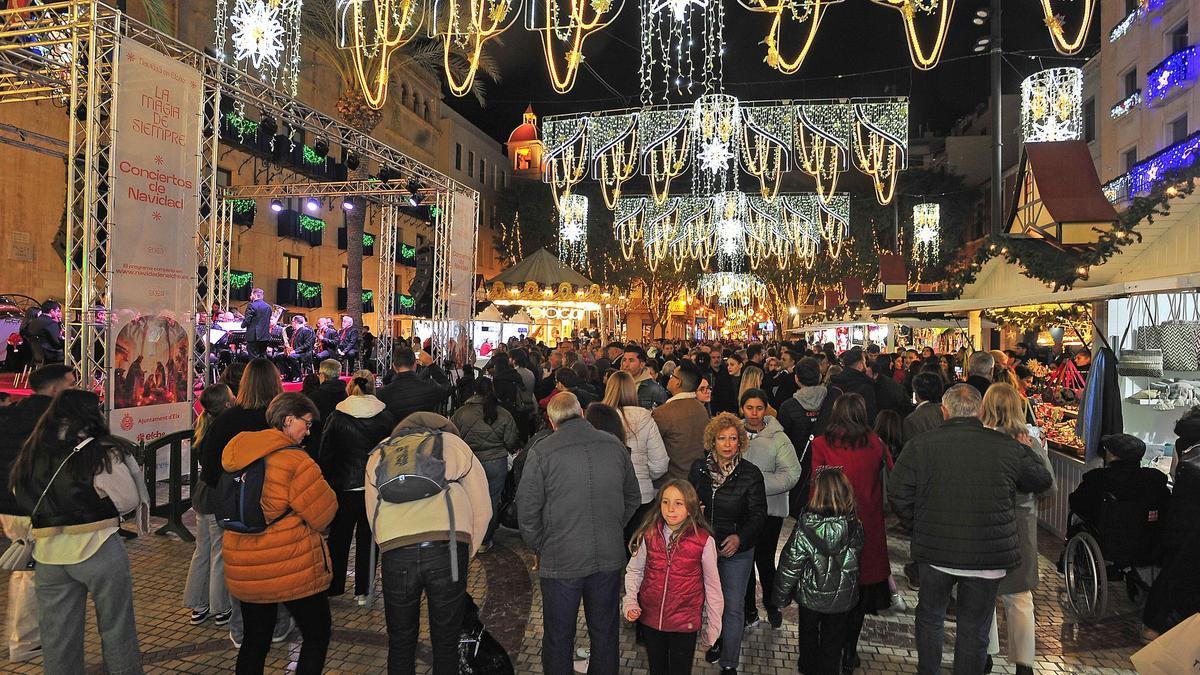 Iluminación navideña en la Plaça de Baix, en Elche