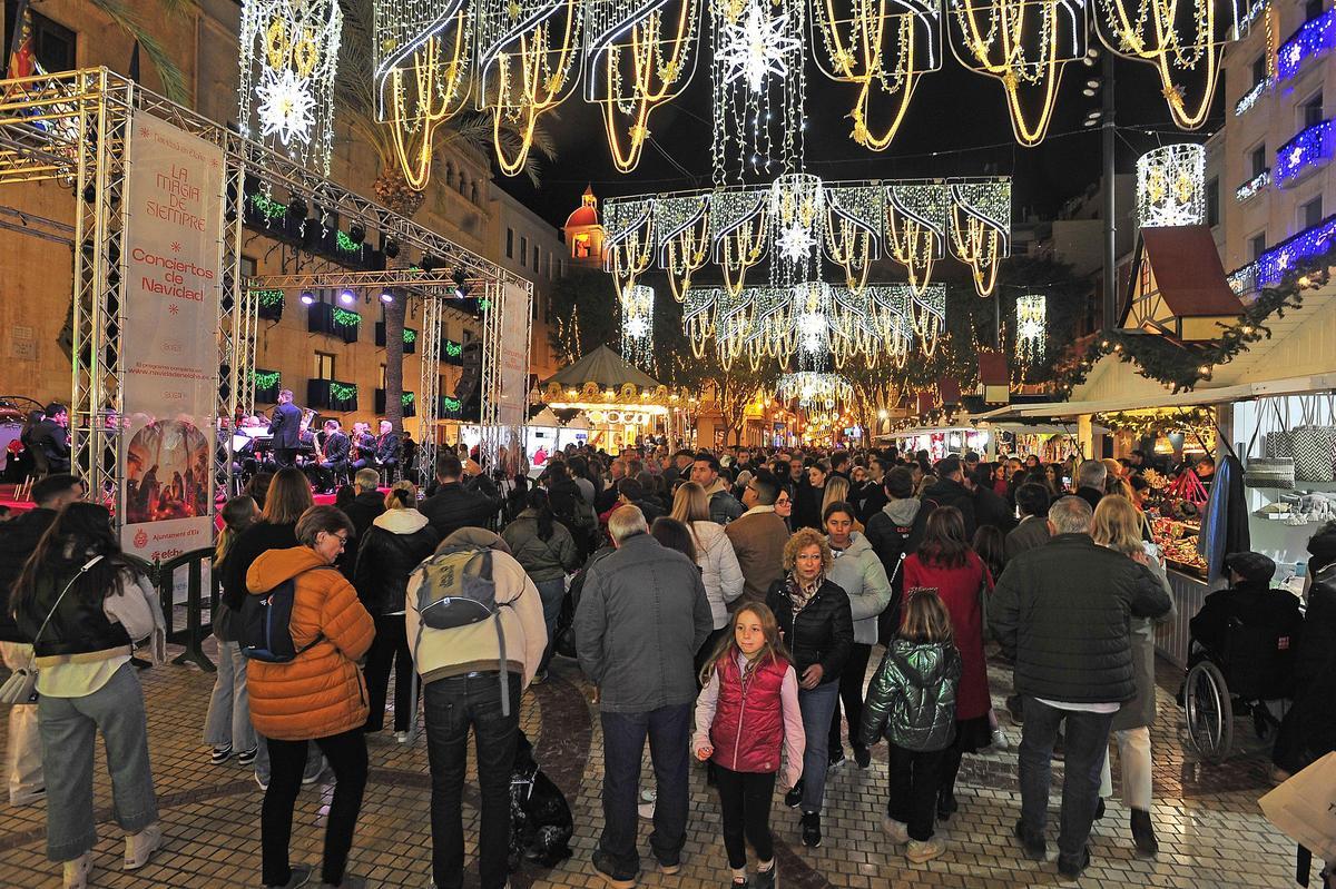 Iluminación navideña en la Plaça de Baix, en Elche