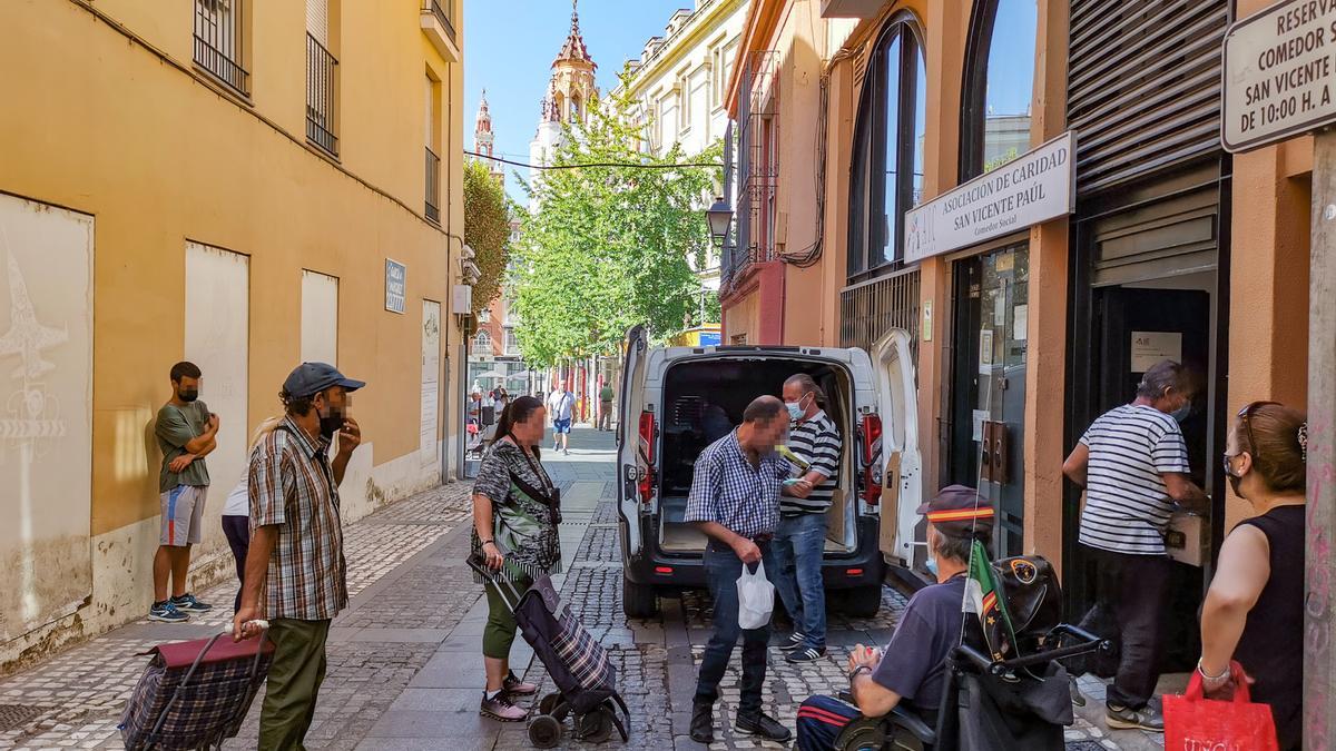 Reparto de comida en el comedor de la calle San Pedro de Alcántara.