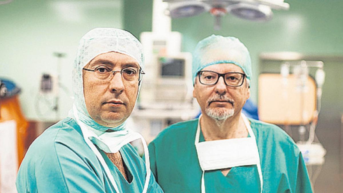 Los doctores Ayats y Oliver, antes de iniciar una intervención