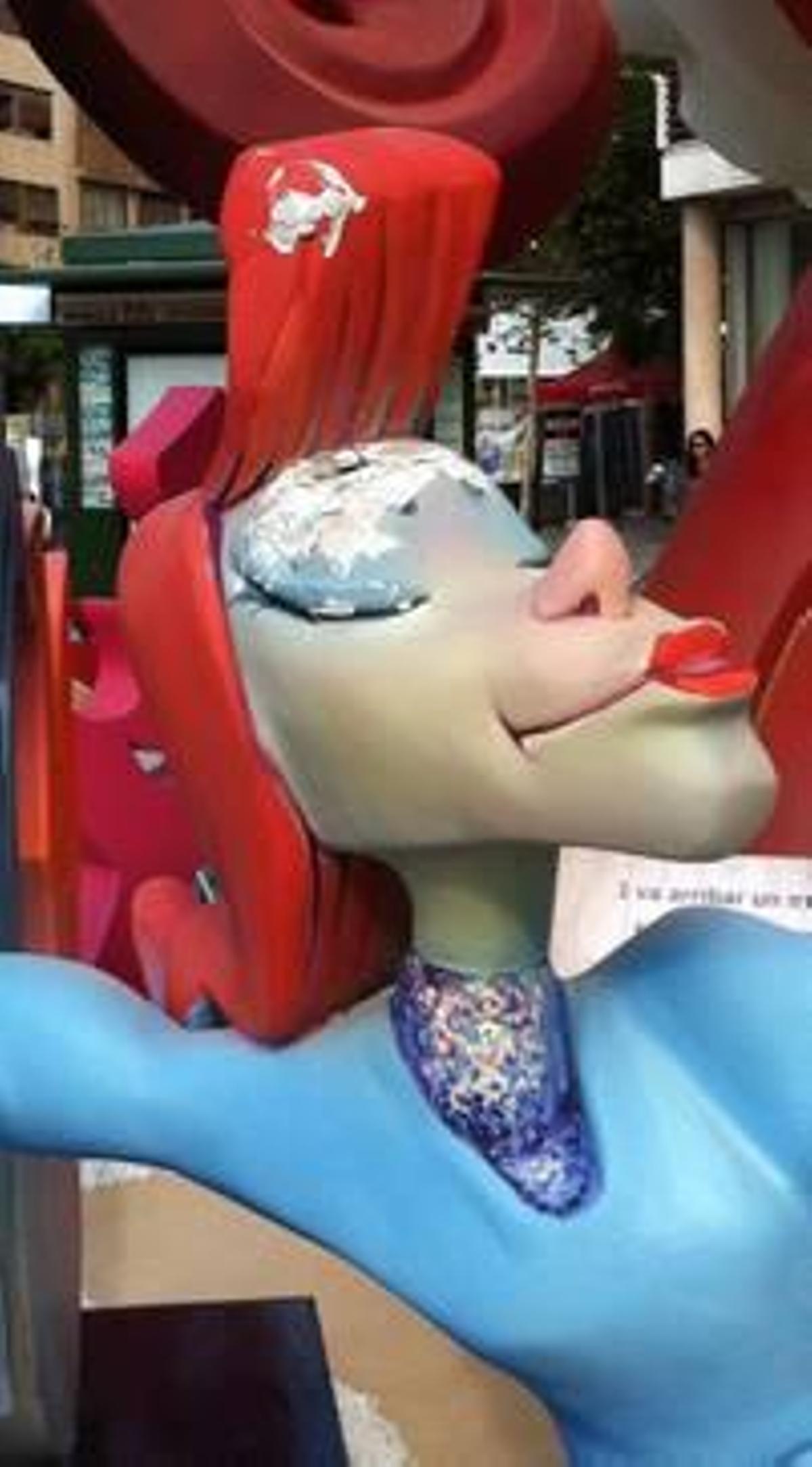 Unos vándalos dañan varias figuras de la Hoguera Especial de Plaza Galicia