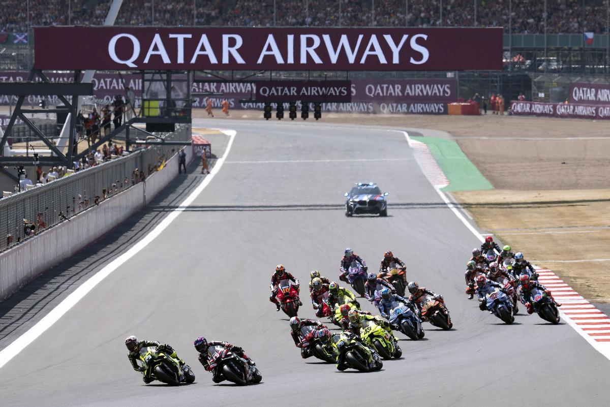 Salida de todos los pilotos de MotoGP durante el Gran Premio de Gran Bretaña.