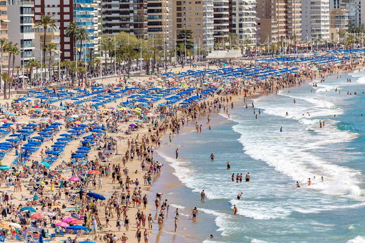 Playa de Benidorm, llena de bañistas este Jueves Santo