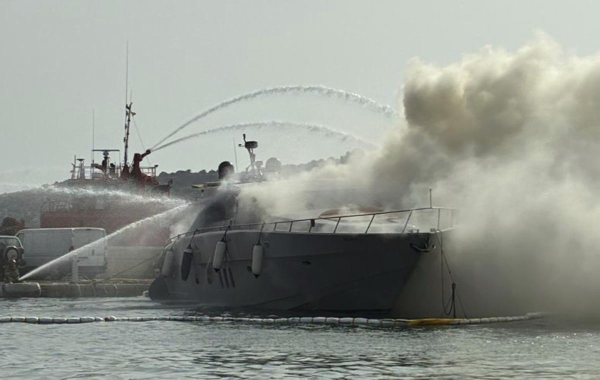 El fuego arrasa y obliga a hundir un yate en el puerto de Ibiza
