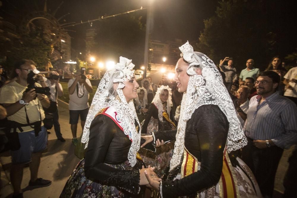 «Amor-Dolor», primer premio de la categoría Especial, arde pasada la una de la mañana bajo la atenta mirada de cientos de personas y una comisión emocionada