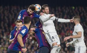 Gerard Piqué despeja un balón ante Sergio Ramos durante el encuentro de ida de las semifinales de la Copa del Rey.