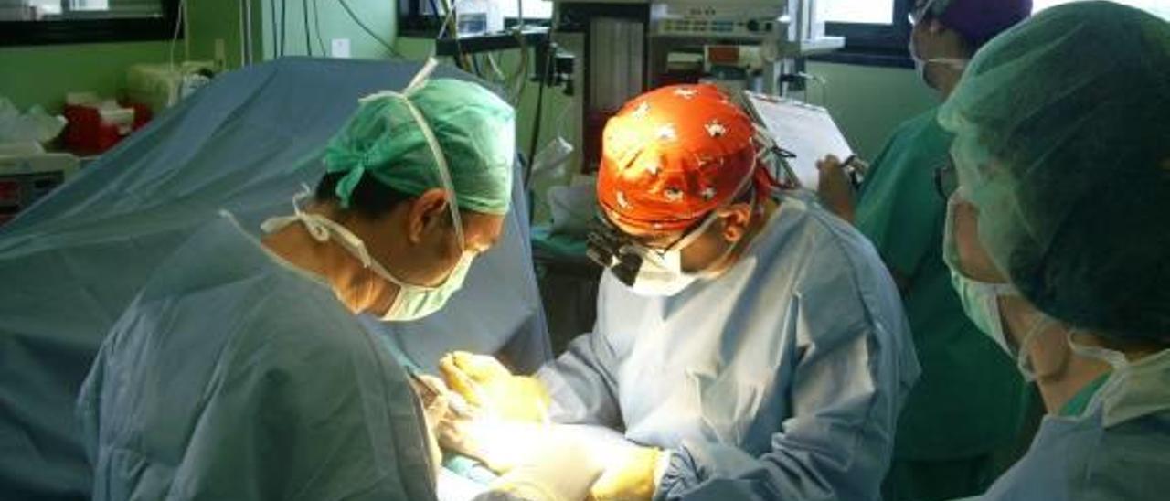 Un equipo quirúrgico interviene a un paciente en un hospital de la provincia.