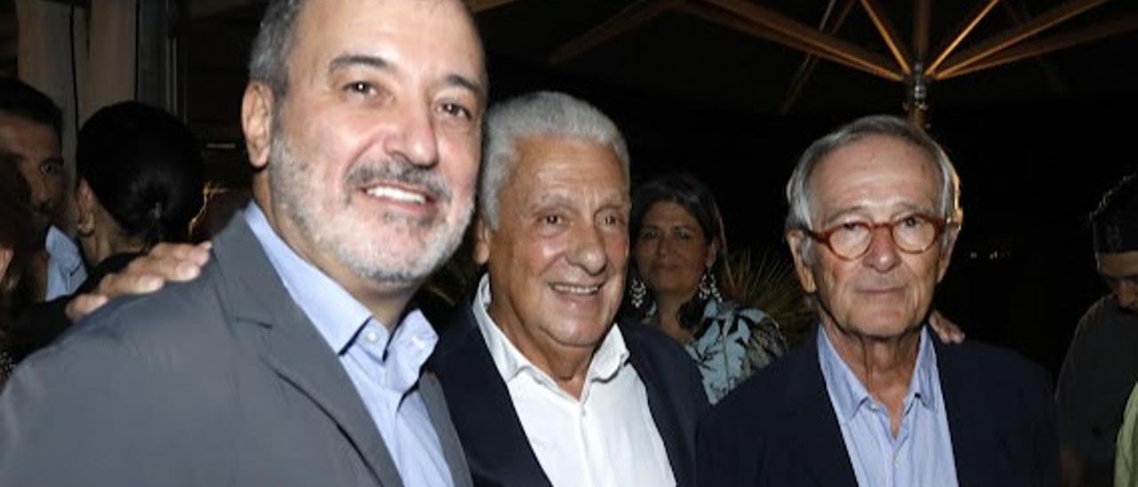 El alcalde Jaume Collboni con el hotelero Jordi Clos y Xavier Trias en la terraza del hotel Claris