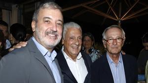 El alcalde Jaume Collboni con el hotelero Jordi Clos y Xavier Trias en la terraza del hotel Claris