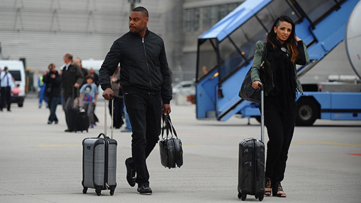 Gérard, el primo de Abidal, y la esposa del defensa francés, a su llegada al aeropuerto de Múnich